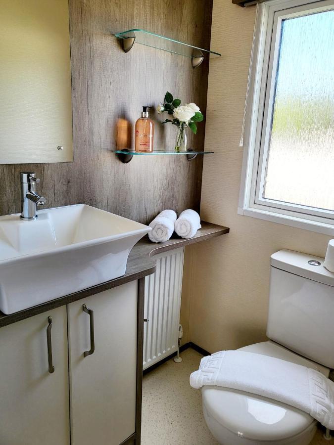 Luxury Woodland Retreat Holiday Home - Shorefield Country Park Downton  エクステリア 写真
