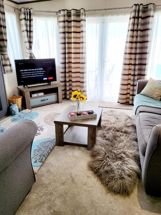 Luxury Woodland Retreat Holiday Home - Shorefield Country Park Downton  エクステリア 写真